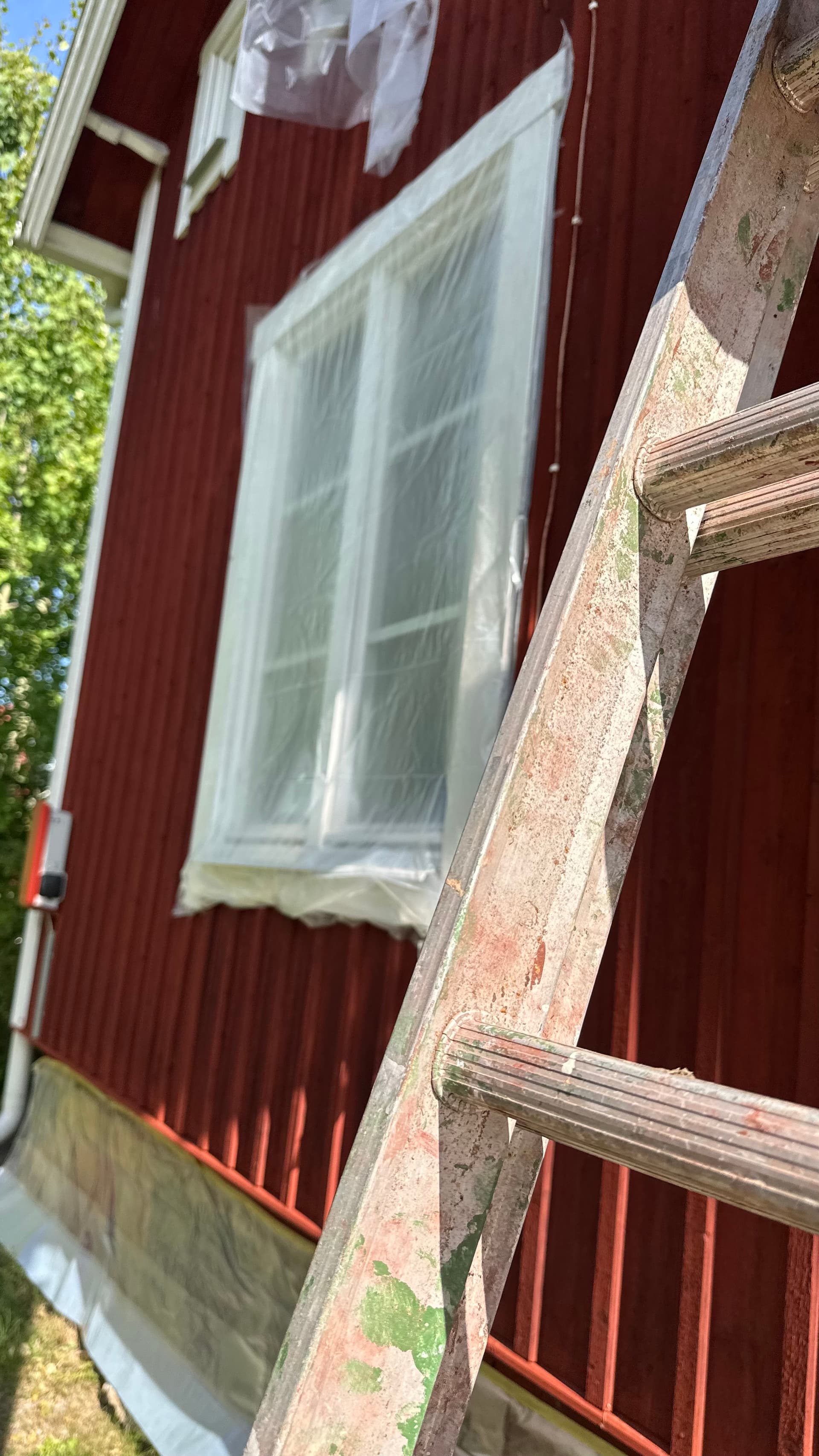 Sprutmålning av faluröd lada – Sweacraft