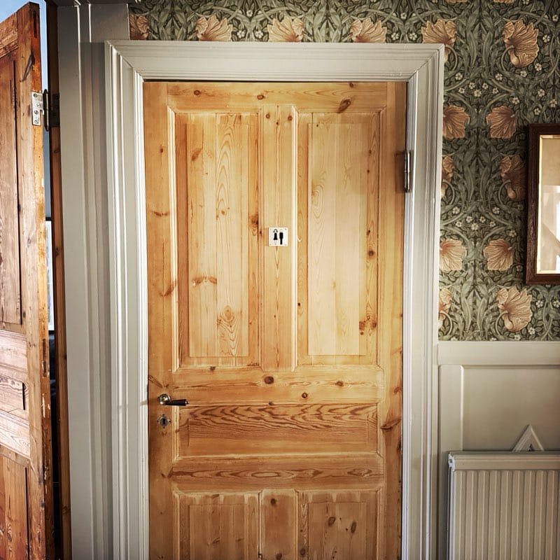 Renoverad originaldörr i massivt trä – Sweacraft Stockholm